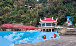 동백꽃 천지 거제 지심도…관광객 맞이 분주