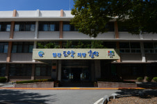 충남경찰, 홍성군청 압수수색…번호판 부당 거래 관련