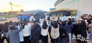 팬들 사랑은 변함없지만…여자배구 기업은행, 어찌하리오