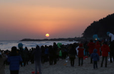 동해안 해맞이 명소 줄줄이 폐쇄…삼척해변도 출입통제