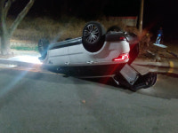 부산 이기대서 음주차량  등산로 출입차단봉 들이받고 전복