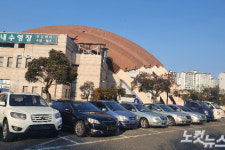 공영주차장이 중고차 주차장?…창원시 무단 방치 논란