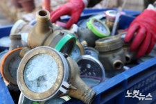 한파로 동파된 수도계량기