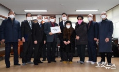 경로당 찾아 어르신들과 만나는 이재명 대선후보