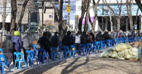 [르포]코로나 와중 세번째 설…무료 배식소, 평소처럼 붐벼