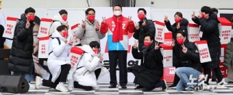 윤석열, 청년 당원들과 정책 공약 행복 배달 퍼포먼스