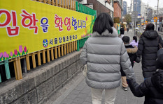 오늘 새학기 개학 등교 제각각…학교 보내야하나 학부모들 불안