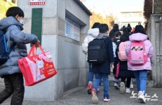 오미크론 확산 속 등교하는 학생들