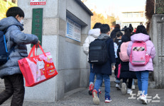 오미크론 대유행 속 개학…학부모 걱정 학생들 그래도 설레요