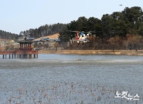 연호정 호숫물 담는 소방헬기