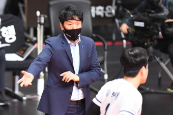 냉철한 우리카드 신영철 감독 