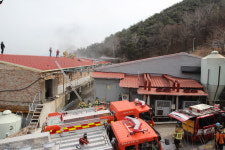 경남 고성 대가면 돼지축사 불…새끼돼지 1천여마리 폐사