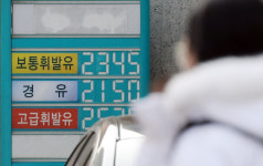 싼 곳 찾아다니고, 절반만 채우고…기름값 급등에 속 타는 화물업계