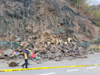 경주 양북 나물시장 산사태…상인 1명 부상·추가 피해 확인 중