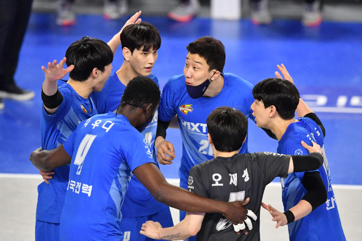 한국전력, 현대캐피탈 꺾고 V-리그 개막 5연승 차지!