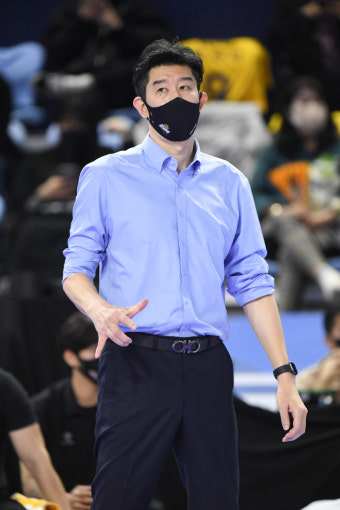 첫 2위 확정한 KB손해보험 후인정 감독 