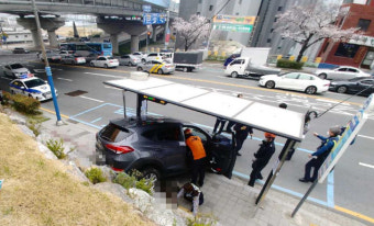 부산서 SUV 차량이 버스정류장 덮쳐…2명 사상