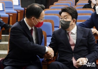 악수하는 권성동-조해진