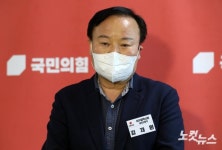 면접 마치고 질문 답하는 김재원 전 최고위원