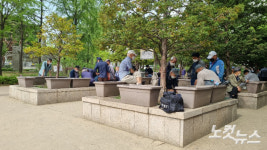 [르포]공원·경로당 재개방에 어르신 오랜만에 반갑다 친구야