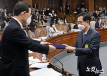 선서문 전달하는 한덕수 국무총리 후보자