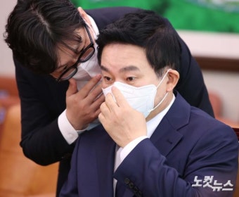 관계자와 대화하는 원희룡 국토부 장관 후보자