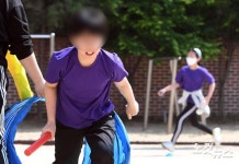 실외마스크 해제 첫 날, 운동장 달리는 초등학생들