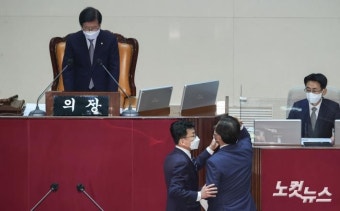 박병석 국회의장에게 항의하는 송언석 국민의힘 원내수석부대표