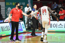 나를 믿지 말라는 SK 워니를 전희철 감독은 왜 믿었을까