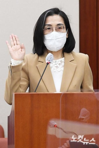 인사청문회 선서하는 김현숙 여성가족부 장관 후보자