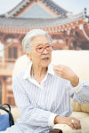 전북대, 80억 원 기부 김정옥 명예교수 감사패 전달