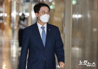 화상 의총장으로 향하는 조정식 국회의장 후보