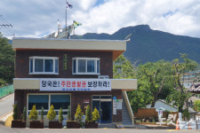 文측, 양산 사저 앞 욕설 난무…극우단체에 고소 검토