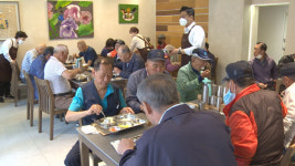 행복한 식당 차려 어르신들 점심 섬겨