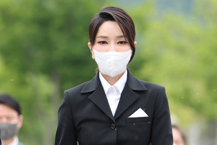 김건희 여사, 미국 워싱턴 방문 중 질 바이든 여사와 반가운 재회 및 다른 정상 배우자들과 환담 나누어.