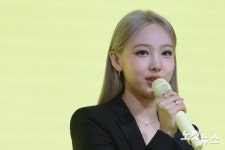 인사말하는 나연