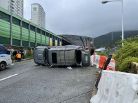 부산서 달리던 테라칸 차량 넘어져…20대 4명 경상