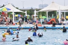 무더위에 북적이는 한강 야외수영장