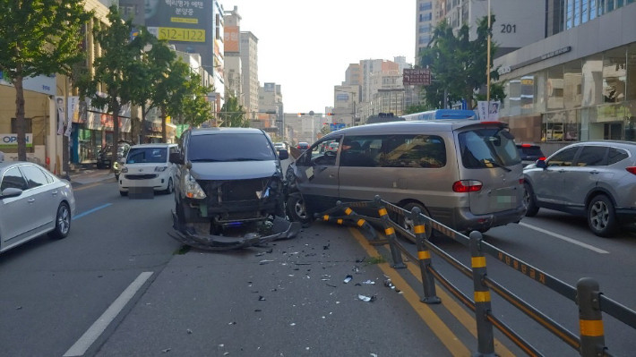 부산 강서구 대저동 도로서 전기차 화재 발생, 운전자 대피 완료, 인명피해 없어