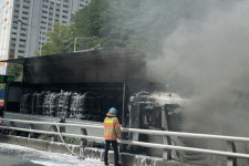 부산 백양터널 입구서 달리던 18t 화물차 불…인명피해 없어