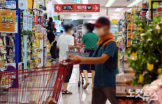 尹정부 대형마트 휴무 폐지 움직임에 골목상권 부글부글