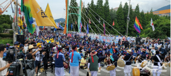 경남 거제로 집결한 희망버스…희망배 띄워 하청노동자 격려