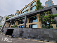 [단독]반지하 월세 회장님, 8천억 탕감후 유엔빌리지로 이사
