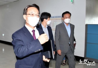정보위 참석하는 조해진 위원장