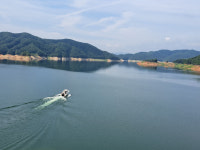용담호 풍경과 섬바위의 만남 진안 용담댐 감동벼룻길[전라북도 천리길]