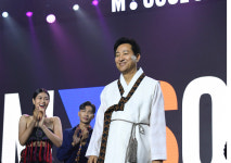 댄스크루 훅 등장에 함성 …오세훈 한복 입고 서울 관광 세일즈