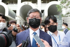 징역6개월 집행유예 2년 선고받은 후 법원 나서는 이용구