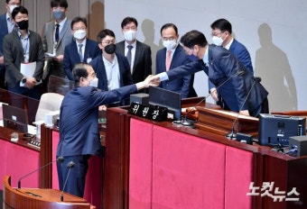 인사하는 한덕수 국무총리-우원식 국회 예결위원장