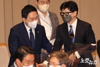 인사하는 원희룡 국토교통부 장관-한동훈 법무부 장관