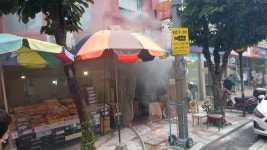 충북 영동 전통시장 분식집 화재…60대 부상